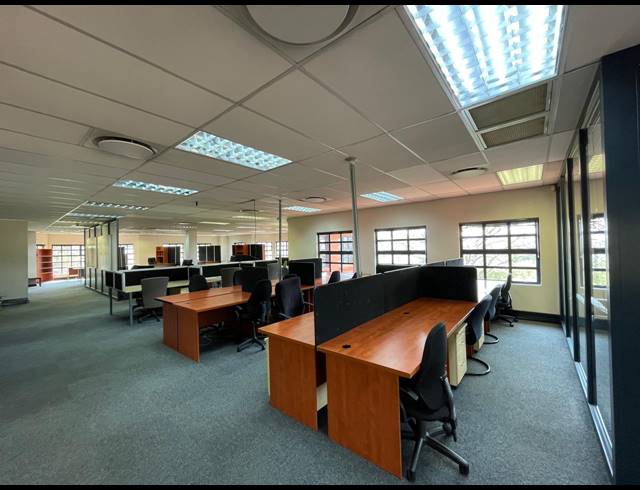 1,308M² OFFICE FOR SALE IN BRYANSTON